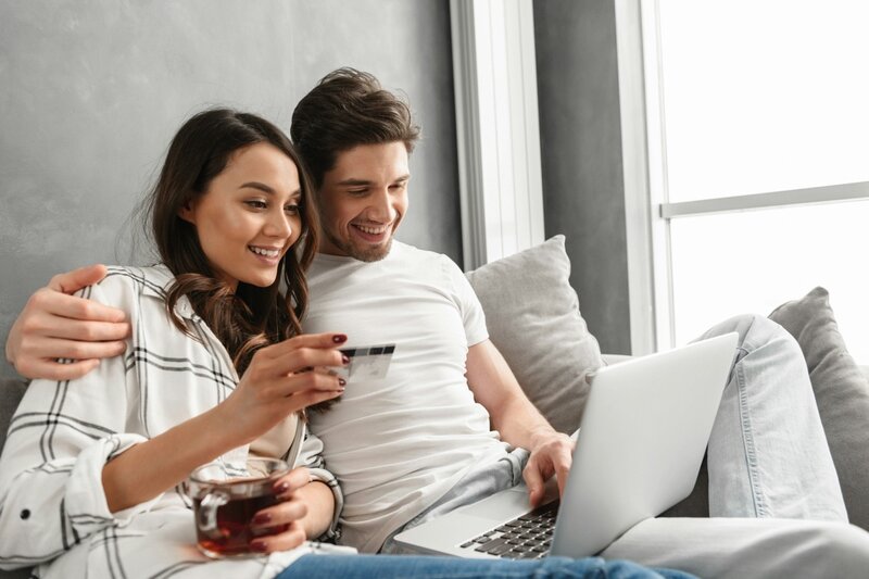 Holidaymakers embrace last-minute planning, mobile bookings