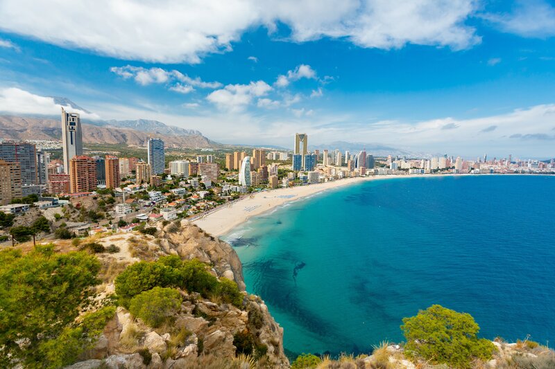 Fly-and-flop solo travel on the rise this summer, research reveals